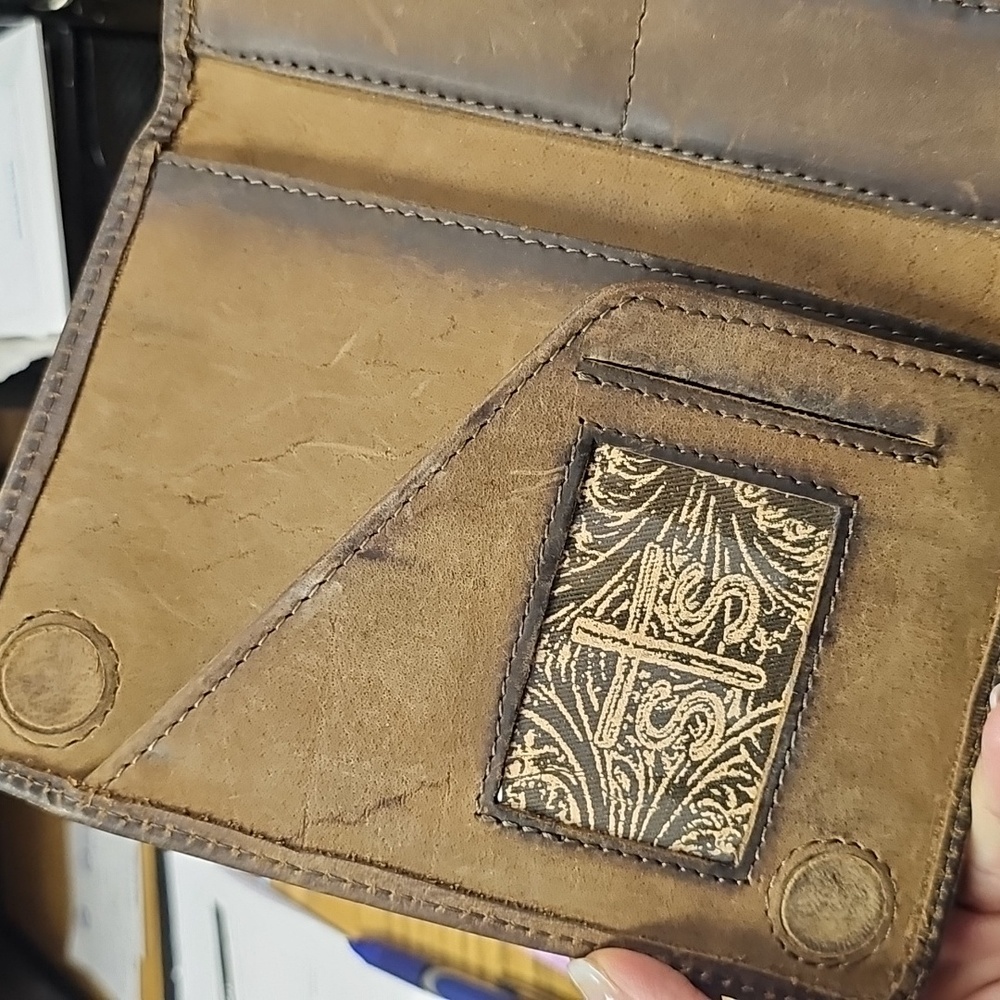 Baroness Magnetic Wallet - Picture 7 of 13